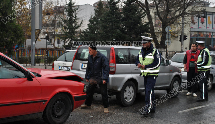Шофьор на Ауди се заби в Хонда по Кърджалийска 