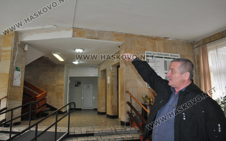 Ученици от „Левски“  със специална програма и почерпка в Старческия дом за Деня на доброто