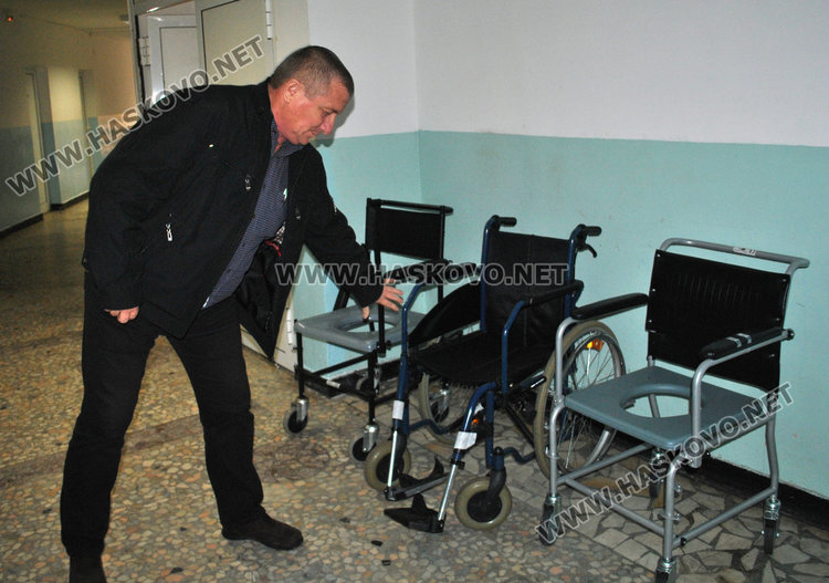 Ученици от „Левски“  със специална програма и почерпка в Старческия дом за Деня на доброто