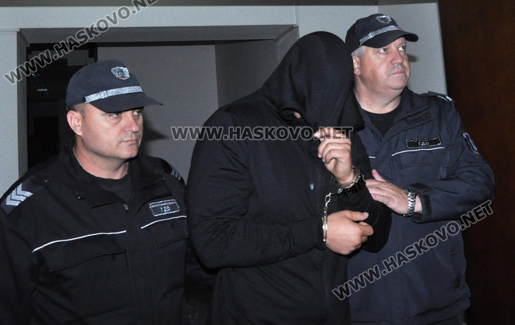 Ухапалият полицай остава зад решетките, бил с 4 присъди за хулиганство