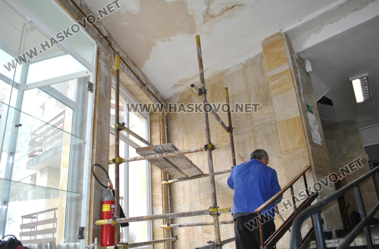 Ученици от „Левски“  със специална програма и почерпка в Старческия дом за Деня на доброто