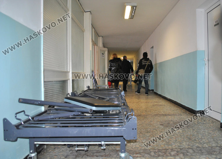 Ученици от „Левски“  със специална програма и почерпка в Старческия дом за Деня на доброто