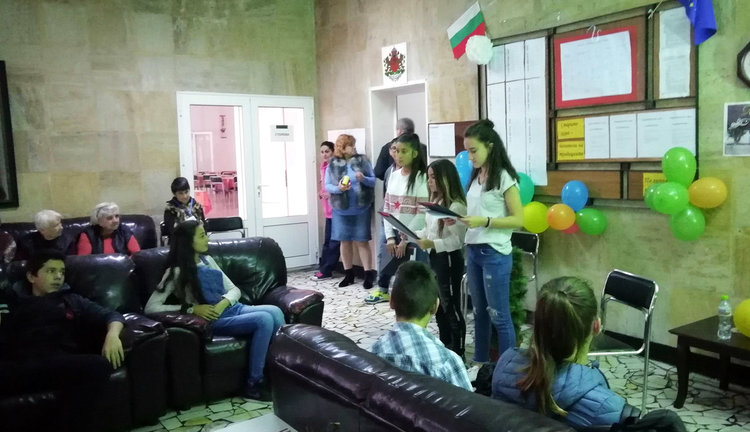 Ученици от „Левски“  със специална програма и почерпка в Старческия дом за Деня на доброто