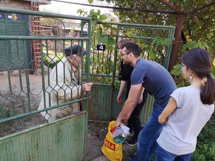 снимка: Доброволци разнасят хранителните пакети в Североизточната част на страната, източник: фейсбук страница на инициативата