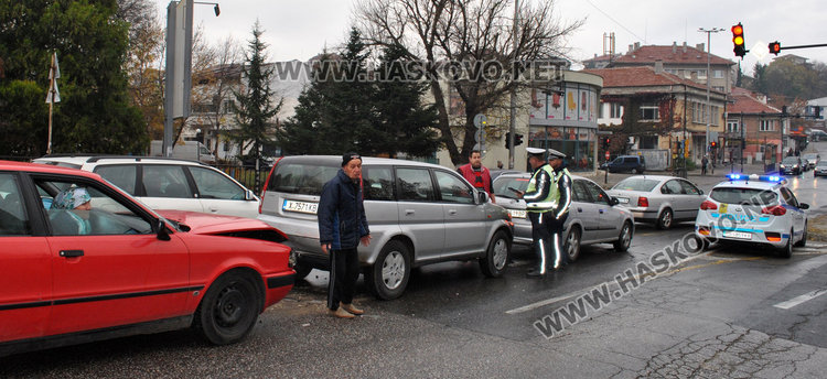 Шофьор на Ауди се заби в Хонда по Кърджалийска 