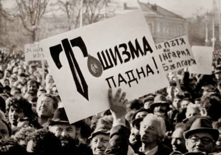 10 ноември разделя българите, както го разделя и 9 септември