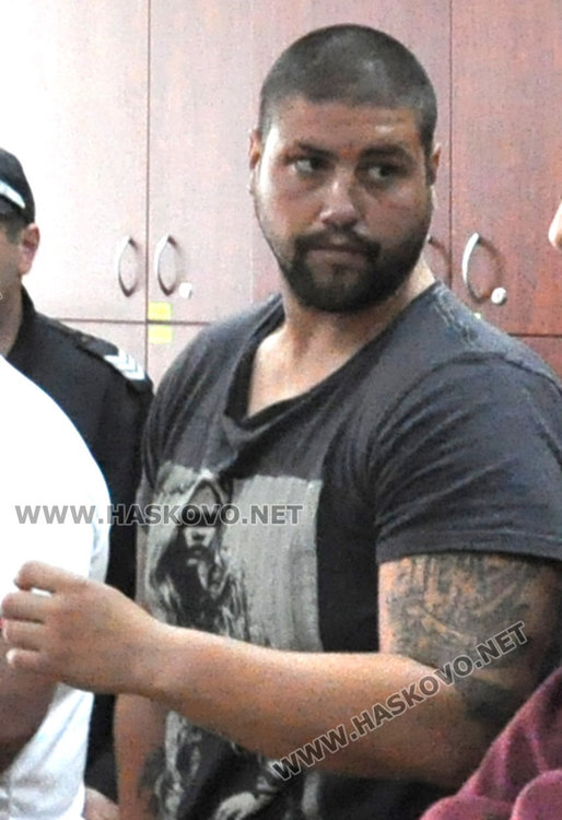 Искат постоянен арест за мъжа, ухапал и плюл полицай