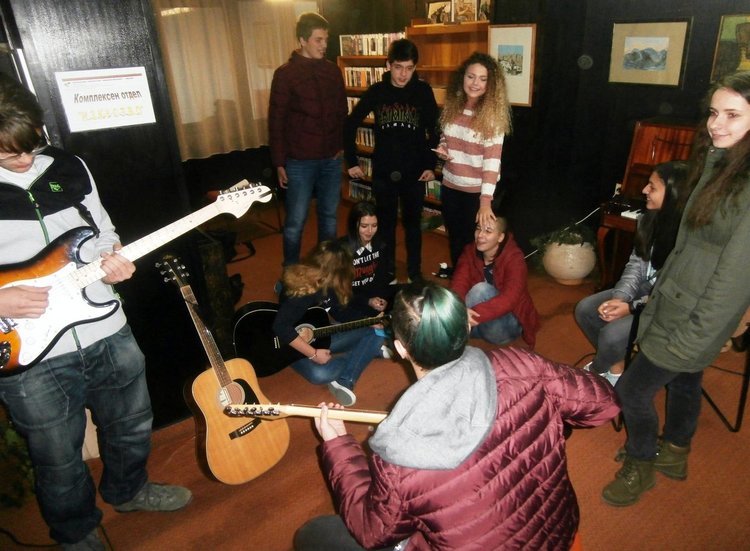 Младежи от Смолян се изявиха в Деня на доброто със стихове, рисунки и музика