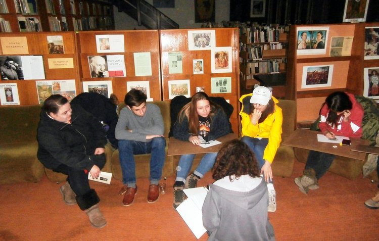 Младежи от Смолян се изявиха в Деня на доброто със стихове, рисунки и музика