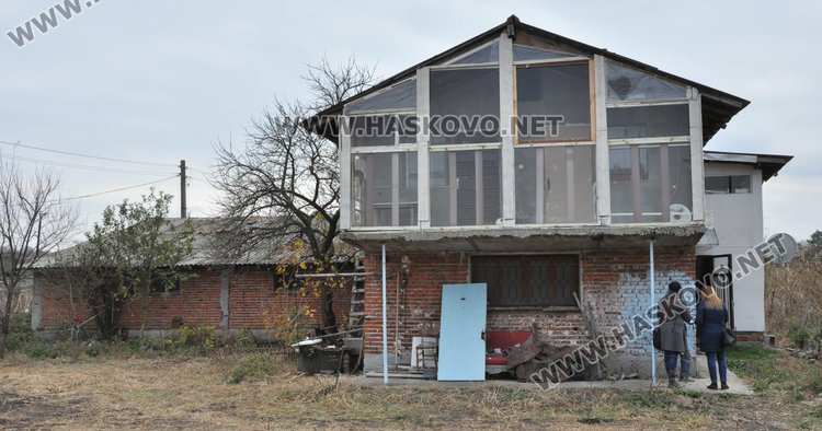 Затлачено дере със саморасляци застрашава дома на 75-годишен инвалид