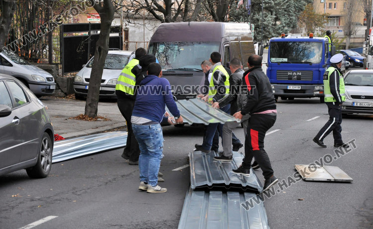 Кърджалийски камион изсипа ламарини и блокира бул. „Васил Левски“ 
