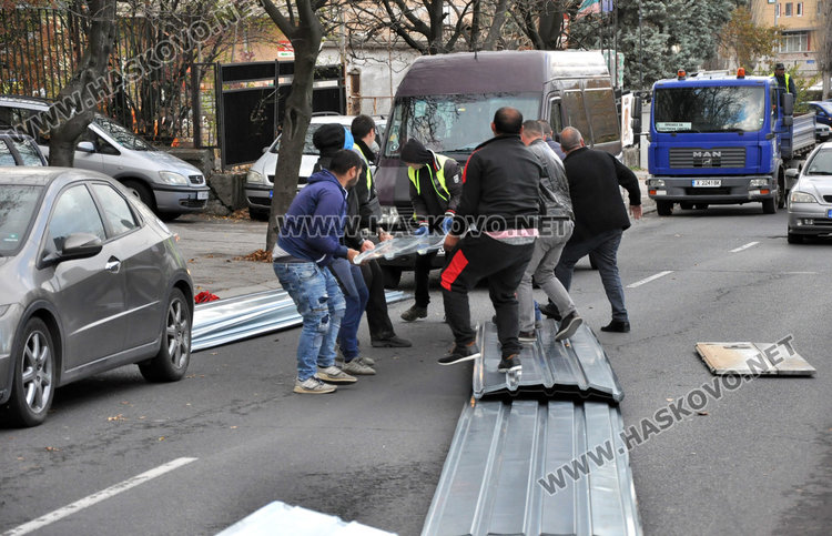 Кърджалийски камион изсипа ламарини и блокира бул. „Васил Левски“ 