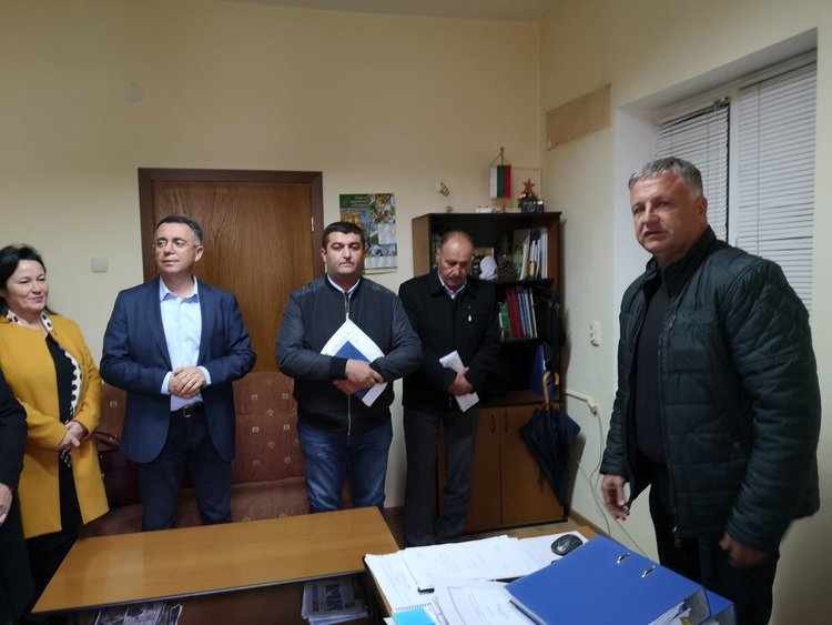 Мълчалив протест на кметове пред Горско стопанство