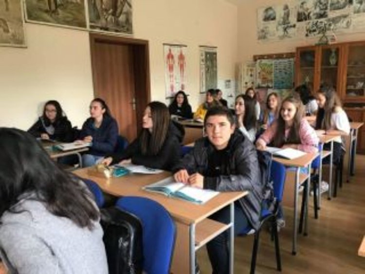 Двадесет и пет ученици от икономиката ще преминат курс по практични финанси