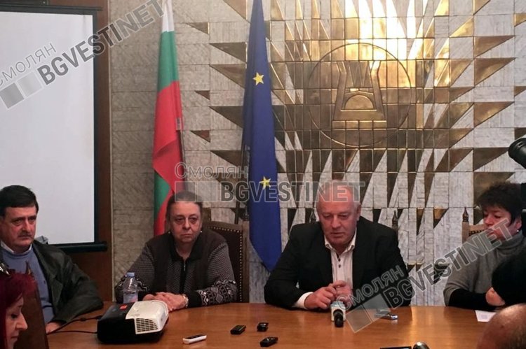 Кметът и заместниците му, както и шефа на Общинския съвет днес участваха в пресконференция заради скандала с готвения протест. Градоначалникът нарече тиражираните твърдения, че е забранил протеста -"фалшива новина"