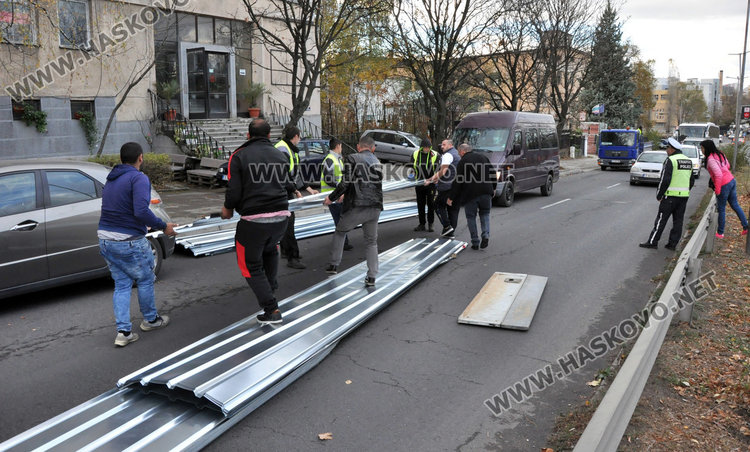 Кърджалийски камион изсипа ламарини и блокира бул. „Васил Левски“ 