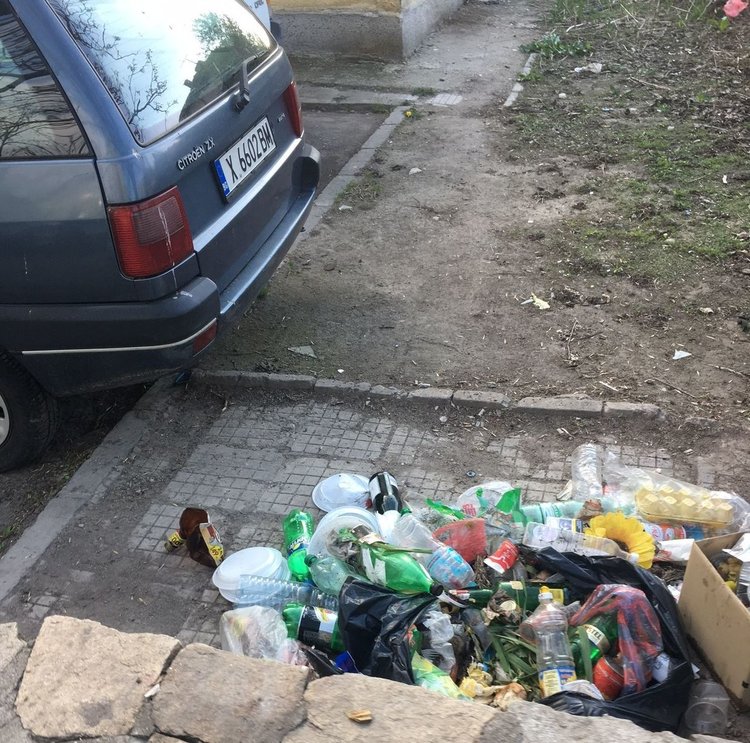 Снимки от миналата година преди премахването на съоражението