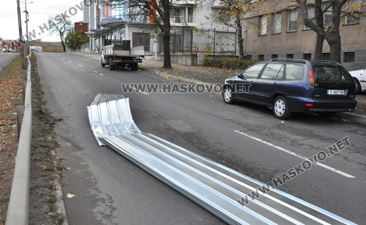 Кърджалийски камион изсипа ламарини и блокира бул. „Васил Левски“ 