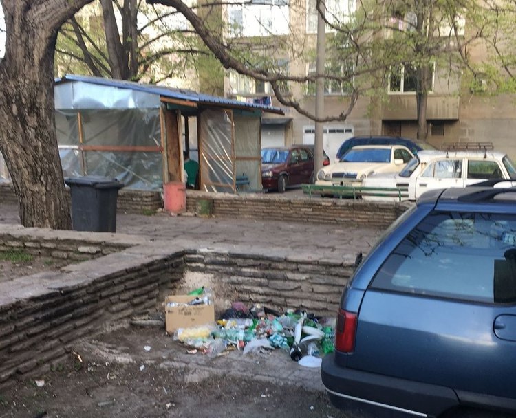 Снимки от миналата година преди премахването на съоражението