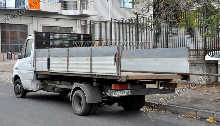 Кърджалийски камион изсипа ламарини и блокира бул. „Васил Левски“ 