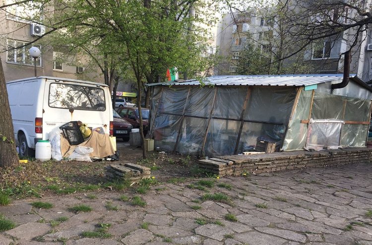 Снимки от миналата година преди премахването на съоражението