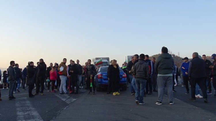 За поредна вечер протести блокират пътища заради цените на горивата