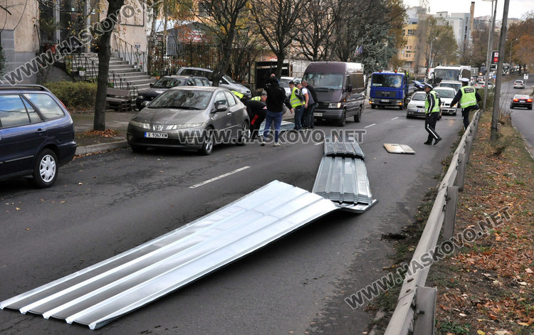 Кърджалийски камион изсипа ламарини и блокира бул. „Васил Левски“ 