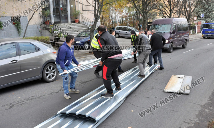Кърджалийски камион изсипа ламарини и блокира бул. „Васил Левски“ 