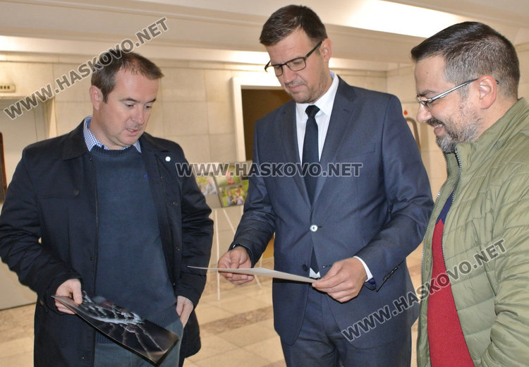 Разпродажба на фотографии за усмивката на бебето Борил в Областна администрация