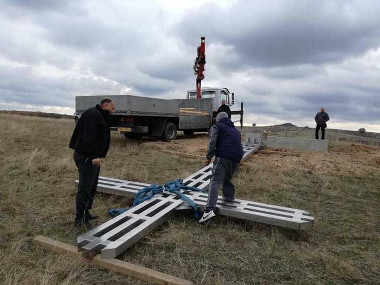 Издигнаха 8-метров кръст в Книжовник