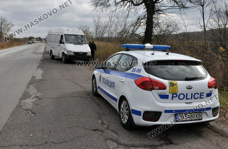 Мерцедес се разби в бус, тръгнал да прави забранен завой