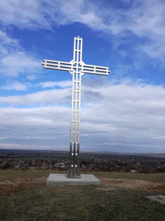 Издигнаха 8-метров кръст в Книжовник