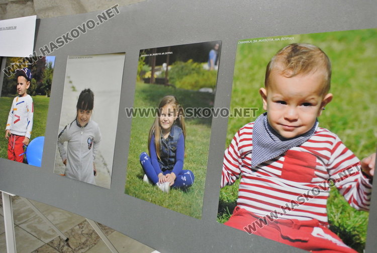 Разпродажба на фотографии за усмивката на бебето Борил в Областна администрация