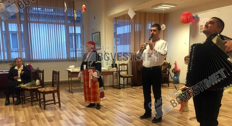 С тържество за 40 години преподавателска кариера, Клуб на Учителите-ветерани в Смолян изненада колегата си Лиляна Райчева