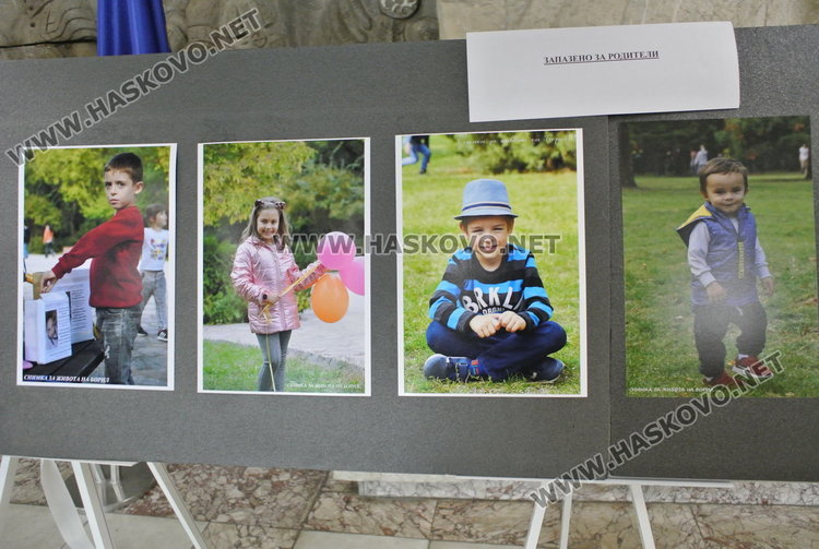 Разпродажба на фотографии за усмивката на бебето Борил в Областна администрация