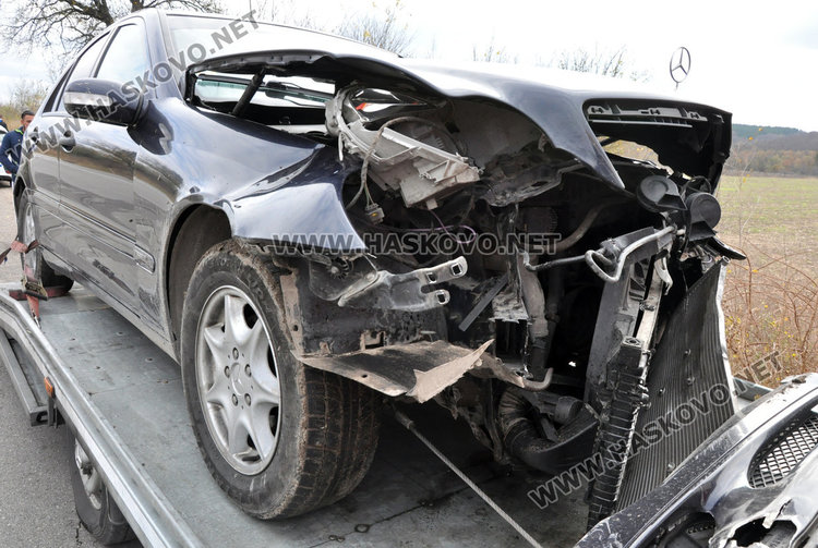 Мерцедес се разби в бус, тръгнал да прави забранен завой