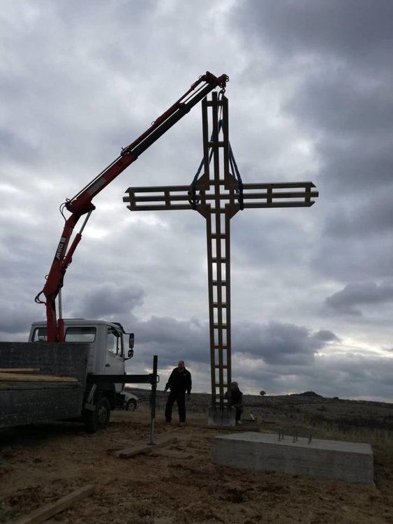 Издигнаха 8-метров кръст в Книжовник