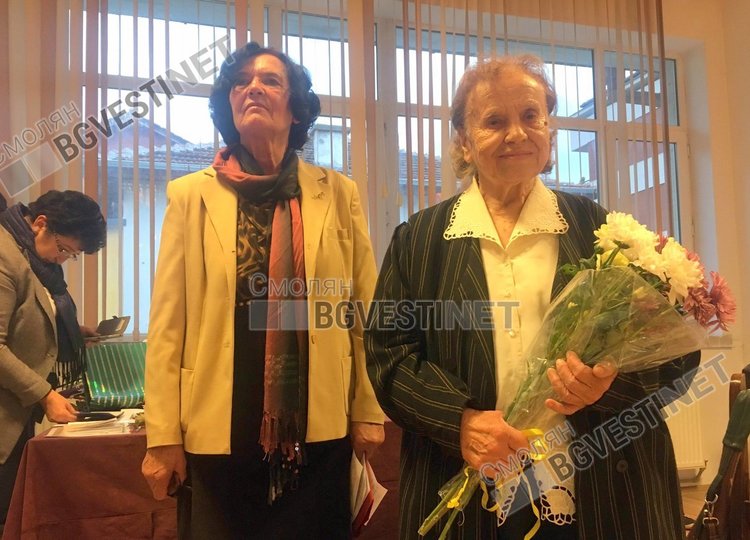 С тържество за 40 години преподавателска кариера, Клуб на Учителите-ветерани в Смолян изненада колегата си Лиляна Райчева