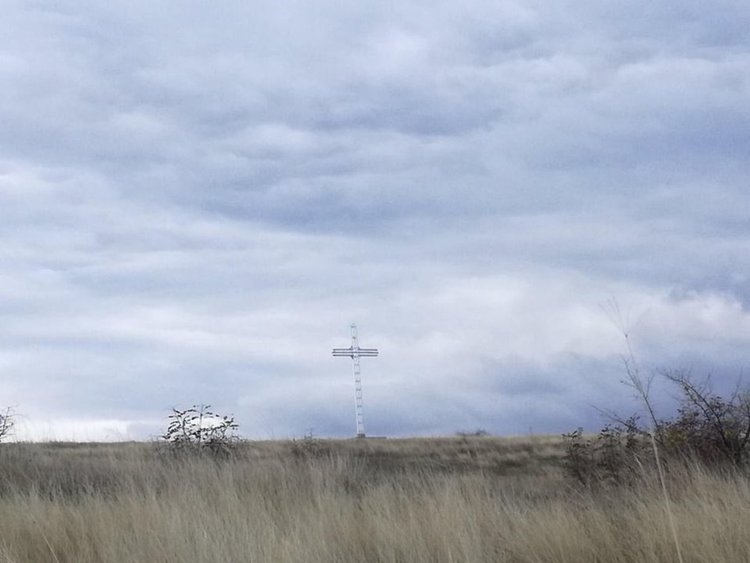 Издигнаха 8-метров кръст в Книжовник