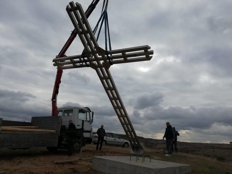 Издигнаха 8-метров кръст в Книжовник