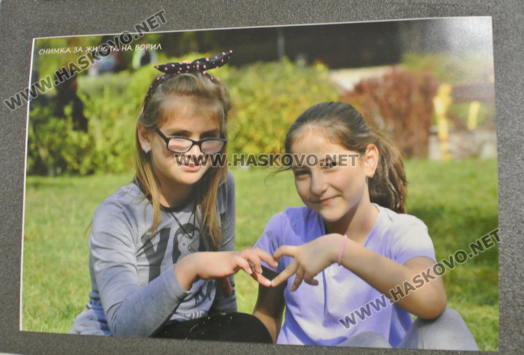 Разпродажба на фотографии за усмивката на бебето Борил в Областна администрация