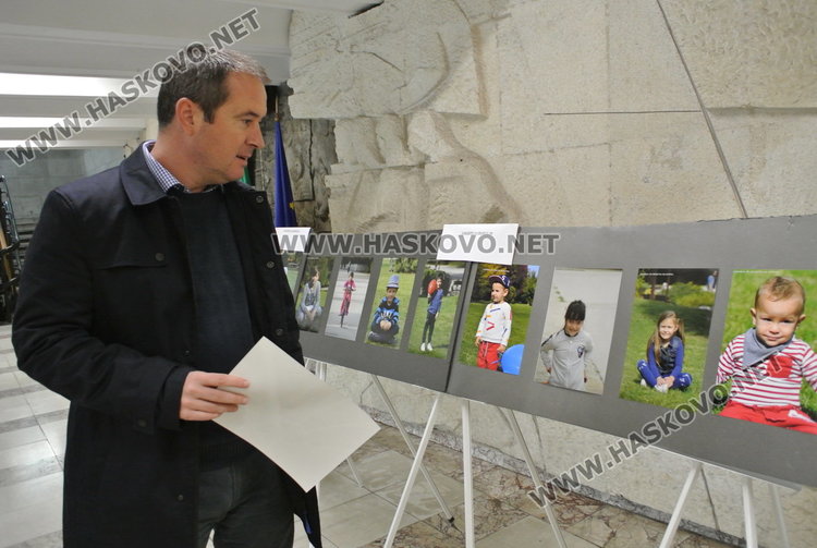 Разпродажба на фотографии за усмивката на бебето Борил в Областна администрация