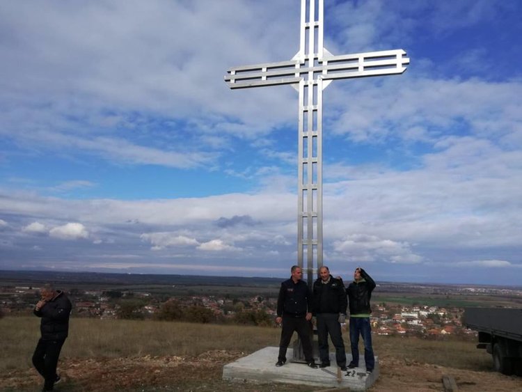 Издигнаха 8-метров кръст в Книжовник