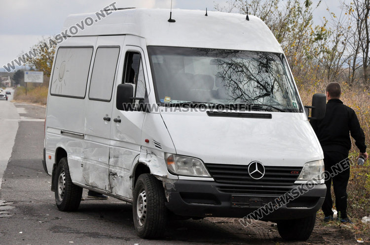 Мерцедес се разби в бус, тръгнал да прави забранен завой