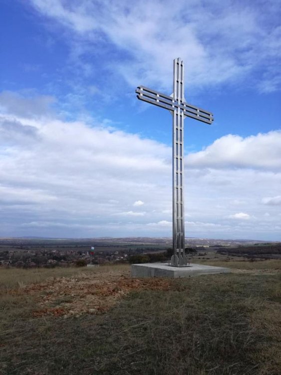 Издигнаха 8-метров кръст в Книжовник