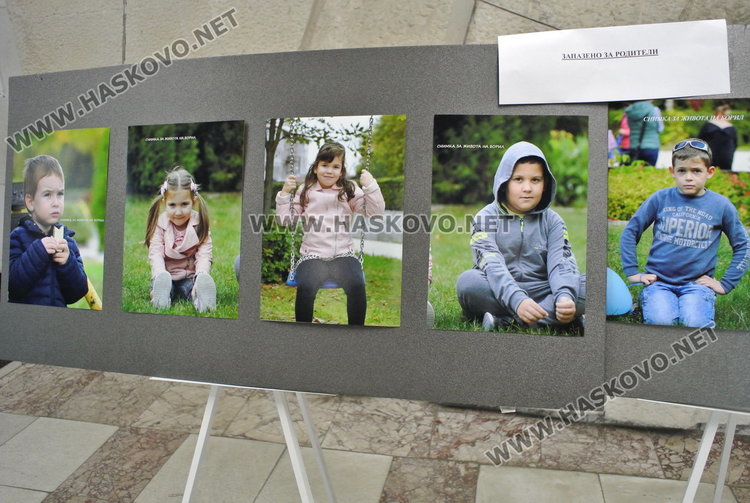 Разпродажба на фотографии за усмивката на бебето Борил в Областна администрация