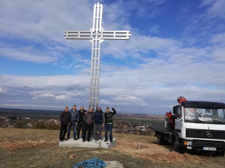 Издигнаха 8-метров кръст в Книжовник