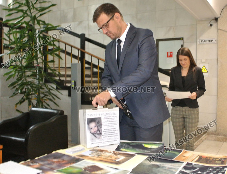 Разпродажба на фотографии за усмивката на бебето Борил в Областна администрация