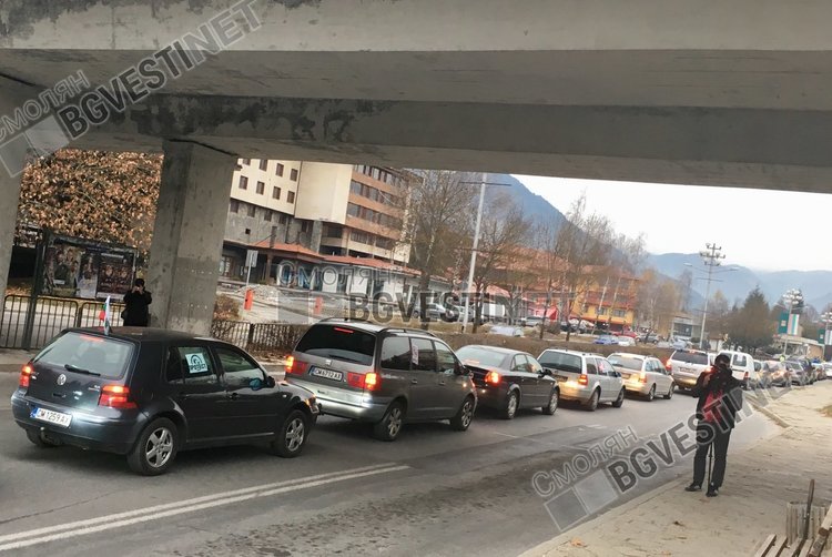Блокираха центъра на Смолян, около 1000 души в автоколона протестираха срещу цените на горивата