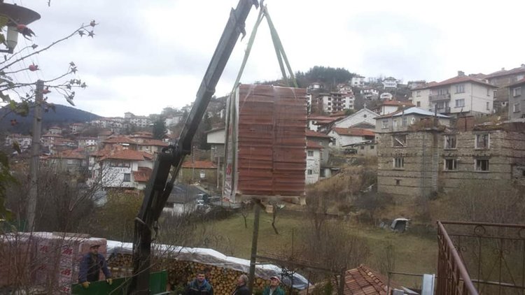 Над 4 хил.лв., керемиди, дървен материал и покъщнина дариха за семейството от Момчиловци, чийто дом изгоря преди седмица